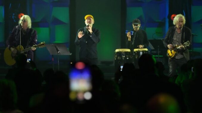 R.E.M. se reunesc pentru o aparitie live